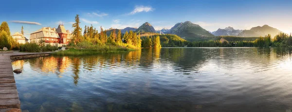 Eslovaquia montaña Tatras - Strbse pleso lago al amanecer — Foto de Stock