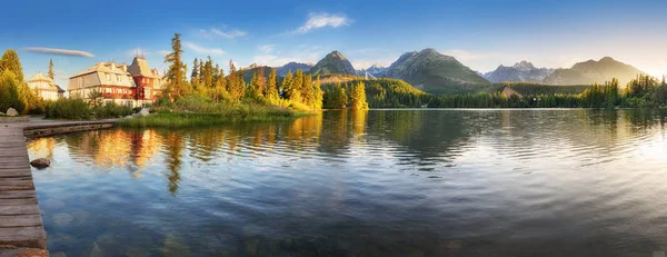 Słowacja Tatry górskie - Jezioro Strbse o wschodzie słońca — Zdjęcie stockowe