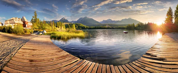 Словакия гора Татры - озеро Strbse pleso на восходе солнца, панорама — стоковое фото