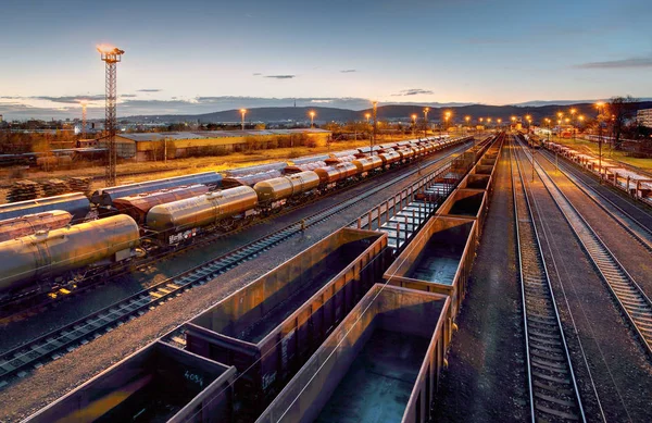 Güterzug-Plattform bei Sonnenuntergang mit Container — Stockfoto