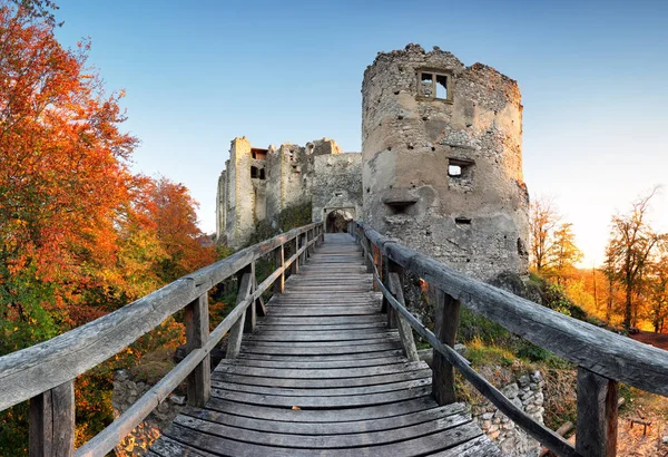 Eslovaquia - ruina del castillo de Uhrovec en otoño agradable puesta del sol landscap —  Fotos de Stock