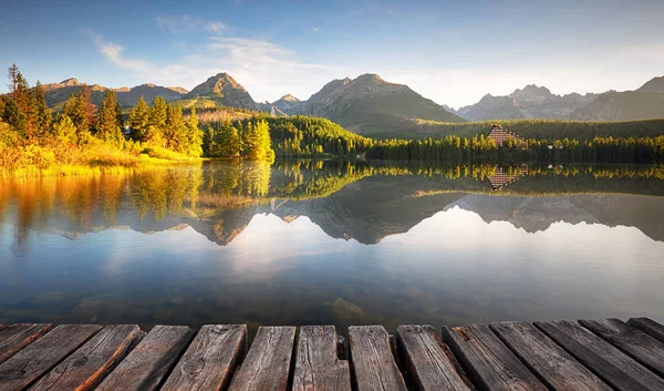 Lago de montaña Strbske pleso y High Tatras parque nacional, Slova — Foto de Stock