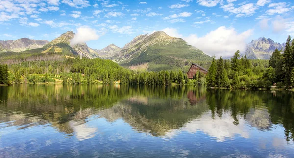 Montanha lago Strbske pleso e High Tatras parque nacional, Slova — Fotografia de Stock