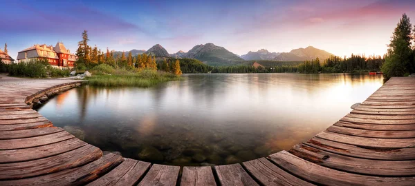 Montanha lago Strbske pleso e High Tatras parque nacional, Slova — Fotografia de Stock