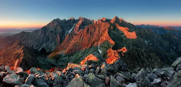 Paisagem de montanha na Eslováquia tatras ao pôr do sol — Fotografia de Stock