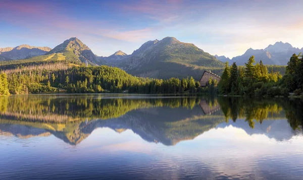 Tátra, zöld erdő - Strbske pleso, Szlovákia — Stock Fotó