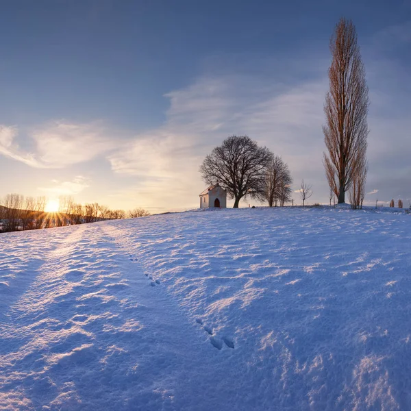 Invierno con nieve en el campo con capilla, Eslovaquia — Foto de Stock