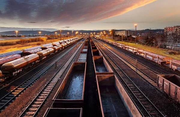 Güterzüge im Bahnhof, Güterverkehr — Stockfoto