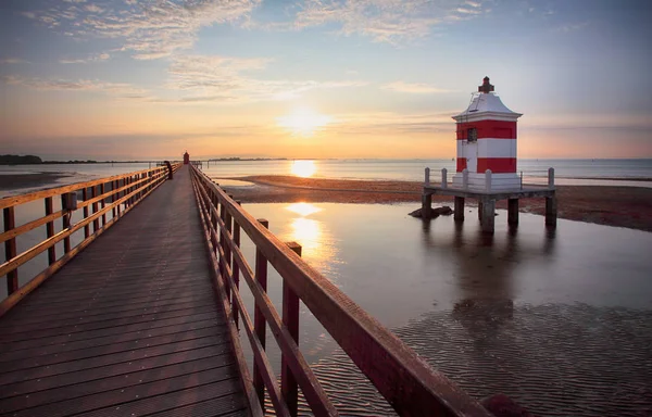 Włochy plaża-Lignano Sabbiadoro latarnia morska z plaży w SUNRIS — Zdjęcie stockowe