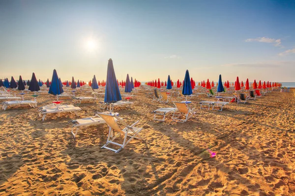 Playa con sombrilla en Lignano Sabbiadoro — Foto de Stock
