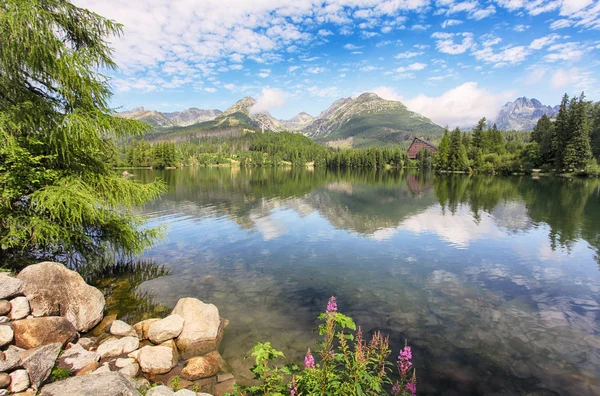 Górskie jeziora Szczyrbskie pleso w parku narodowym Tatry Wysokie, Slowacja — Zdjęcie stockowe