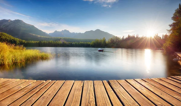 Mountain Lake Strbske Pleso och höga Tatrabergen nationalpark, Slova — Stockfoto