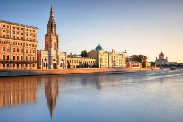 Moskvoretskaya embankment on the Kotelnicheskaya embankment and — Stock Photo, Image