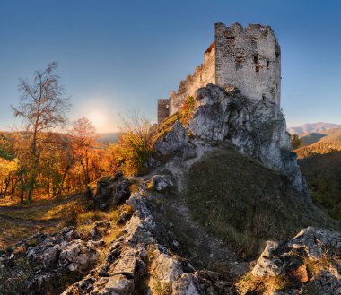 Slovakya - güzel sonbahar günbatımı landscap de kale Uhrovec harabe