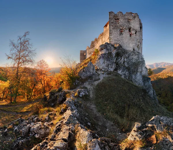 斯洛伐克 - 城堡Uhrovec在美丽的秋天日落土地的废墟 — 图库照片