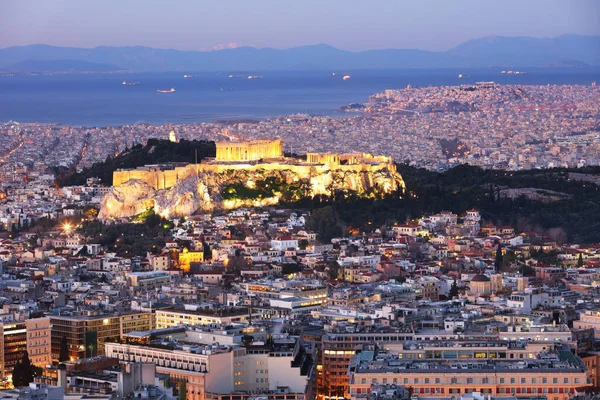 Paisaje urbano de Atenas con colina iluminada de la Acrópolis, Pathenon un —  Fotos de Stock