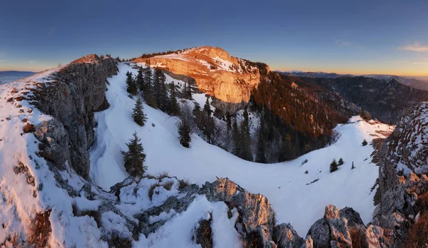 Βουνό κορυφές ηλιοβασίλεμα τοπίο. Ηλιοβασίλεμα στο ορεινό τοπίο — Φωτογραφία Αρχείου