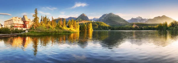 Tájkép-hegyi Strbske Pleso tó a nagy ta nemzeti parkban — Stock Fotó