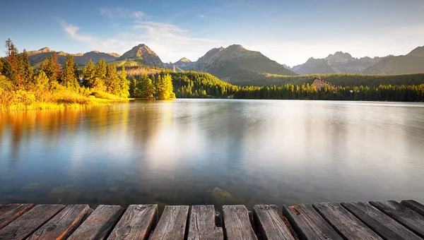 Panorama du lac de montagne Strbske pleso dans le parc national High Ta — Photo