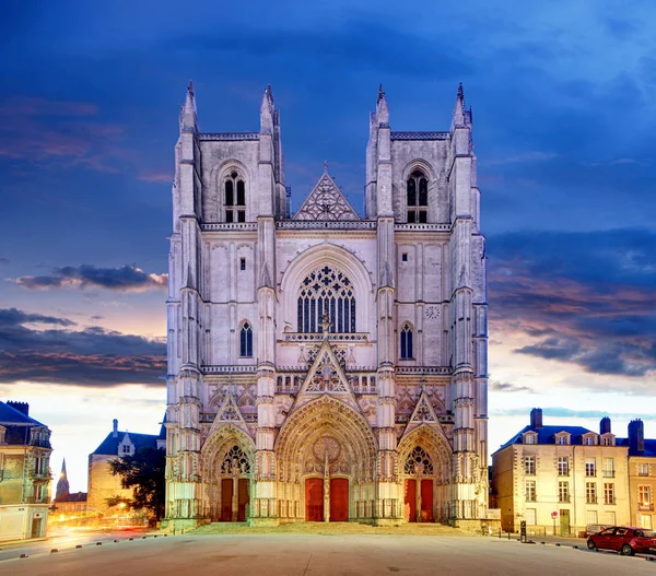 Vista notturna sulla cattedrale di Saint Pierre nella città di Nantes in Franc — Foto Stock