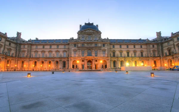 París - Museo del Louvre con pirámide, Francia — Foto de Stock