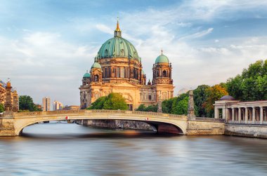 Berlin Katedrali (Berliner Dom) Spree Nehri, Almanca yansıyan