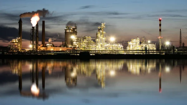 Olie-industrie in de nacht, Petrechemical plant - raffinaderij — Stockfoto