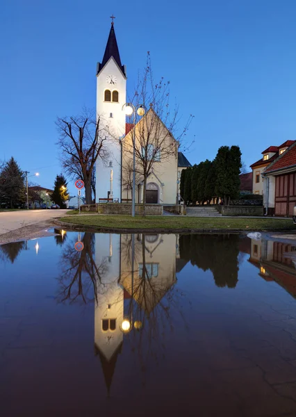 反射でスロバキアの村 Cifer の教会 — ストック写真