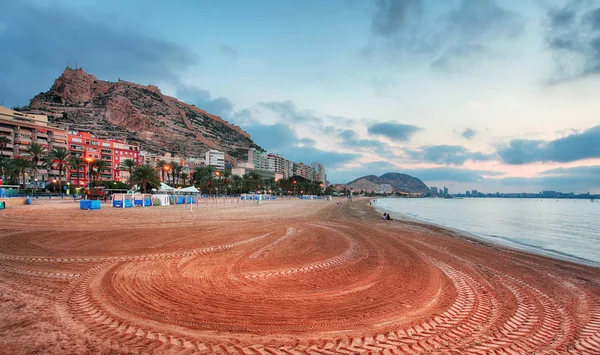 Alicante skyline à noite, Espanha cidade — Fotografia de Stock