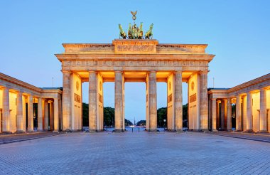 Almanya'nın başkenti - Berlin, Brandenburg Kapısı gece