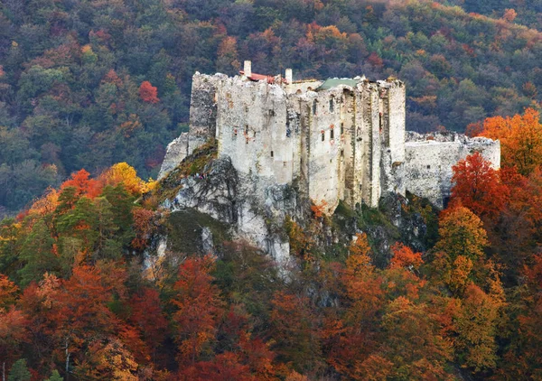 Eslováquia - ruína do castelo Uhrovec na bela paisagem do pôr do sol de auumn — Fotografia de Stock