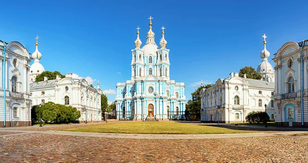 Sankt Petersburg, beskåda av den Smolny domkyrkan, Ryssland. Panorama — Stockfoto