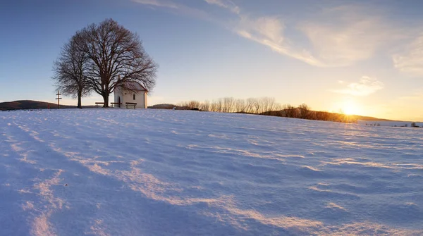 Campo de invierno witn capilla - panorama paisaje rural — Foto de Stock