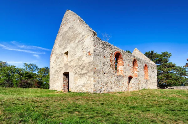 Ruína de igreja velha em aldeia Haluzice - Eslováquia — Fotografia de Stock