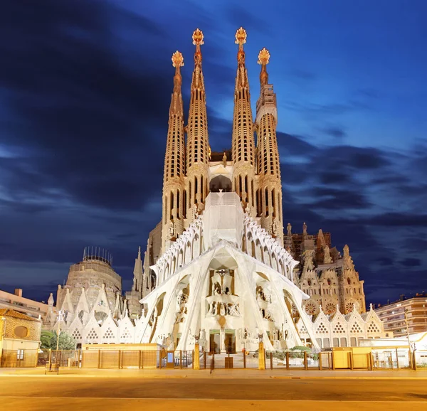 Barcelona, Hiszpania - 10 lutego: Widok kościoła Sagrada Familia, duży — Zdjęcie stockowe
