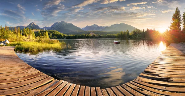 Panorama av berg laken Strbske Pleso i nationalpark kick ta — Stockfoto