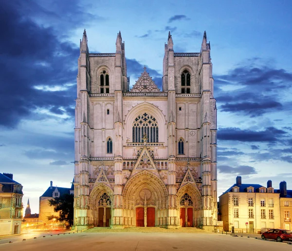 Vista notturna sulla cattedrale di Saint Pierre nella città di Nantes in Franc — Foto Stock