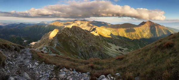 Krásný barevný západ slunce nad horskou krajinou panorama, Roh — Stock fotografie