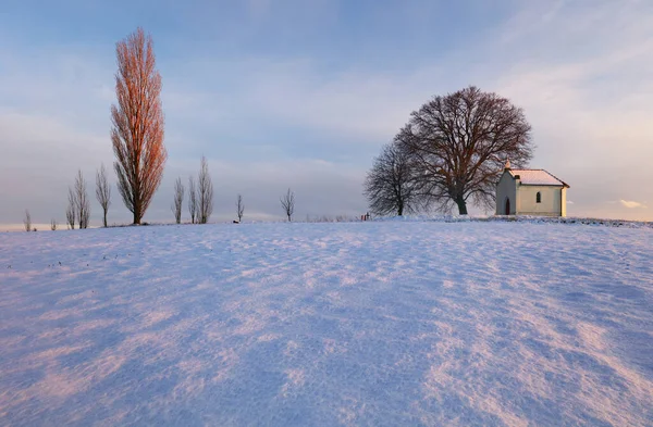 Paisaje invernal con una hermosa capilla — Foto de Stock