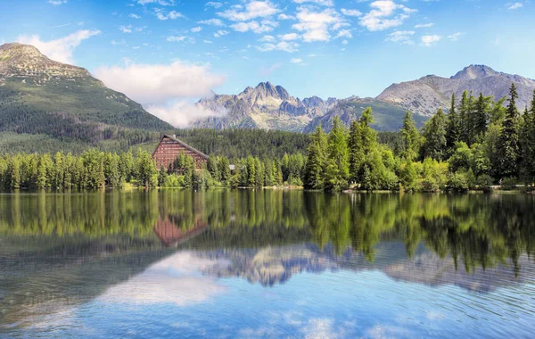 Słowacja Tatry górskie - Jezioro Strbse o wschodzie słońca — Zdjęcie stockowe