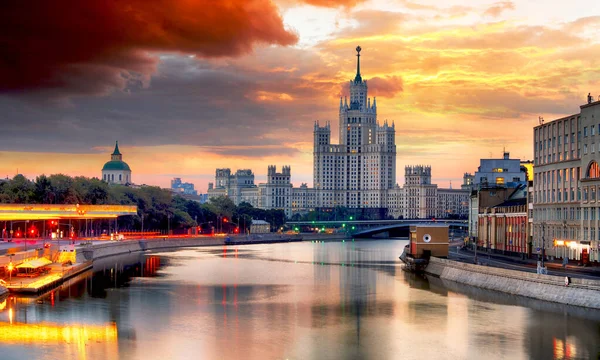 Gratte-ciel sur le remblai de Kotelnicheskaya au coucher du soleil, Moscou — Photo