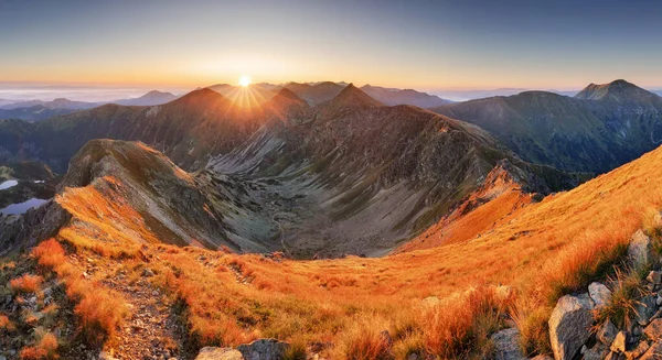 美丽多彩的落日笼罩着山景全景 — 图库照片