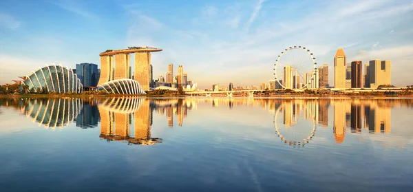 Σινγκαπούρη πόλη ορίζοντα πανόραμα κατά την ανατολή — Φωτογραφία Αρχείου