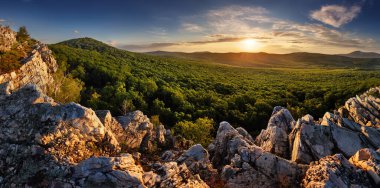 Günbatımı manzarası bahar ormanı - Tribec, Slovakya