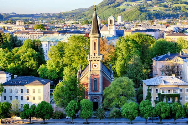 历史名城萨尔茨堡与萨尔茨堡大教堂和奥地利萨尔茨堡地区著名的费斯顿霍亨萨尔茨堡的经典景观 — 图库照片