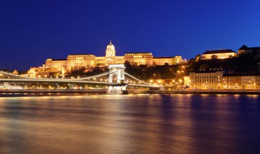 Macaristan tarihi simgeleri, Zincir Köprüsü, Kraliyet Sarayı ve Tuna Nehri Budapeşte 'de gün batımında.