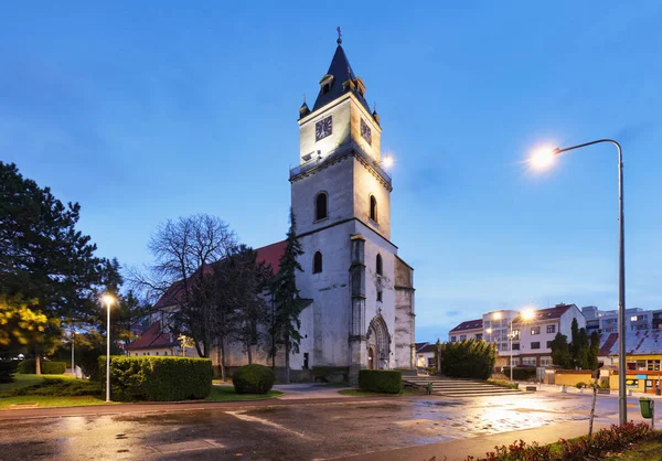 Словакия Глоховец Церковью Площадью Ночью — стоковое фото