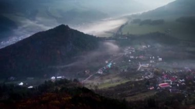 Dağlardaki güzel sonbahar panoramik manzarası, Slovakya zaman atlaması