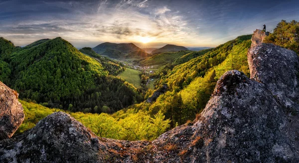 Úžasná Horská Krajina Pestrobarevným Západy Slunce Zamračené Obloze Přírodní Venkovní — Stock fotografie