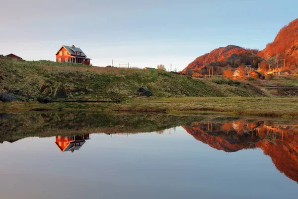 Норвежский Дом Фоне Горы — стоковое фото